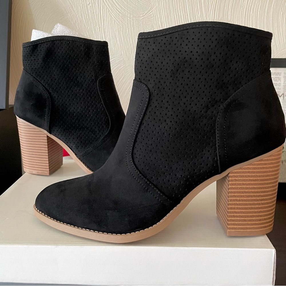 New! Distressed Black Perfed Leather/Suede zip heeled ankle Booties size 10